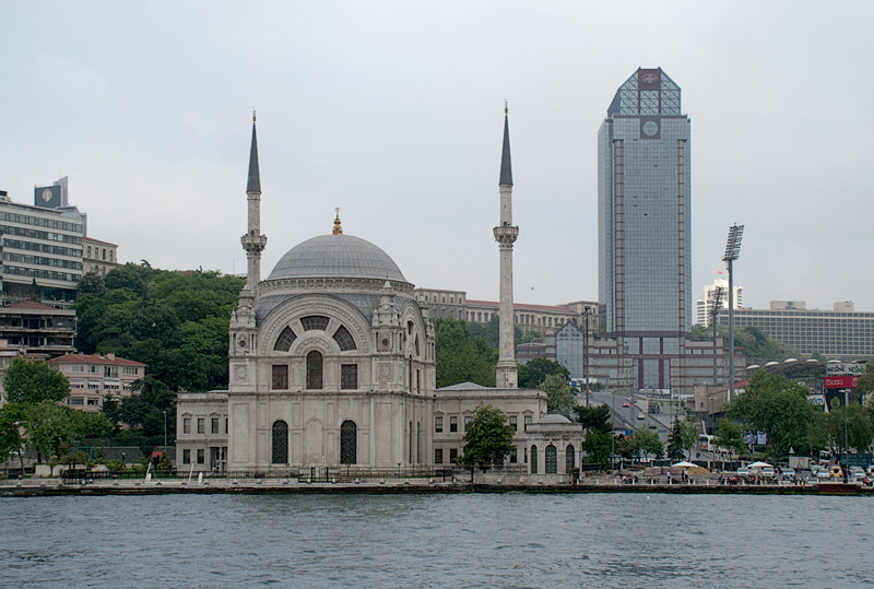 Dolmabahce and Ritz-Carlton Hotel photo: hansen-hansen.com